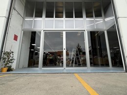 Cerramiento en nave comercial